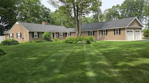 492 Woodlawn Ridge Rd, Pembroke, NH 03275