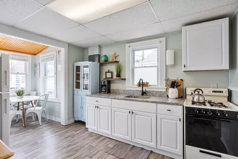 Kitchen - 15 Riverview Ter, Hampton, NH 03842 photo 6 of 8