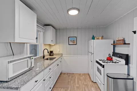 Kitchen - 15 Riverview Ter, Hampton, NH 03842 photo 2 of 8