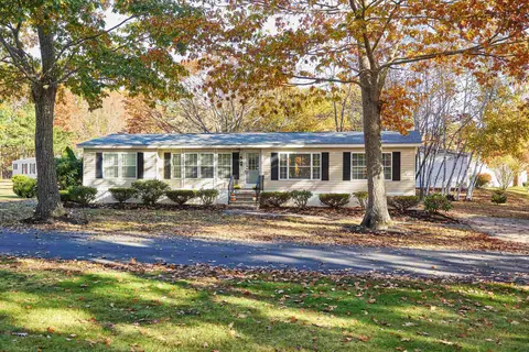 45 Oak Dr, North Hampton, NH 03862