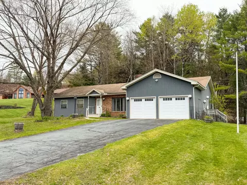 394 Farmer Dr, Saint Johnsbury, VT 05819