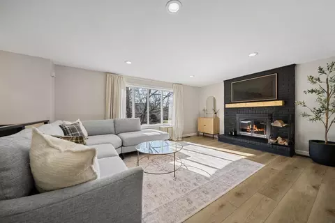 27 Hyacinth Dr, Nashua, NH 03062