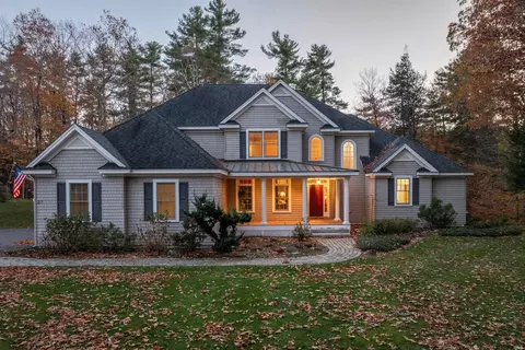 27 Abenaukee Dr, Wolfeboro, NH 03894