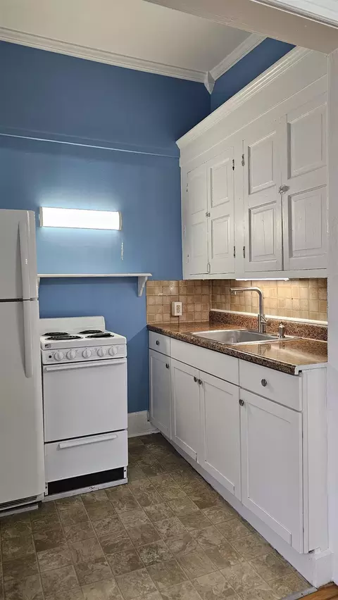 Kitchen - 25 Intervale Ave, Burlington, VT 05401 photo 2 of 13