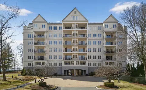 12 Mountain Laurels Dr #204, Nashua, NH 03062