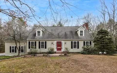 50 Hearthside Cir, Bedford, NH 03110