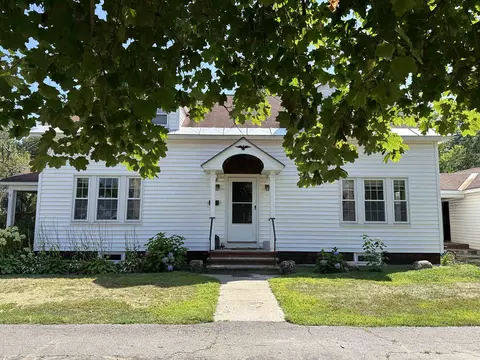 13 Grand St, Claremont, NH 03743