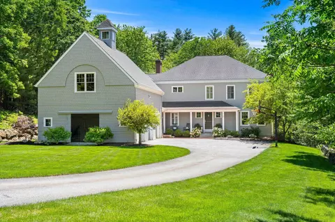 17 Canterbury Ln, Bedford, NH 03110