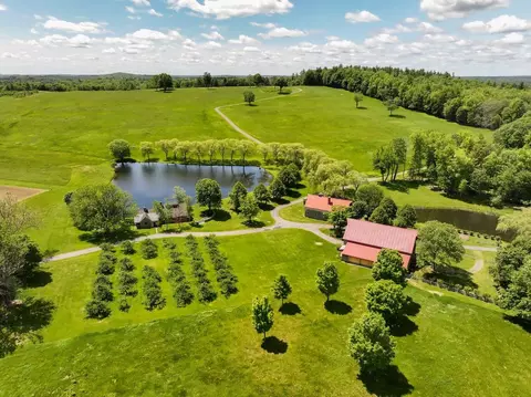 14 Bartlett Rd, Kensington, NH 03833