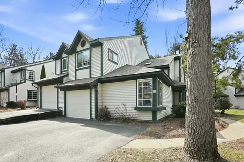 36 Lake Forest Dr, Burlington, VT 05401