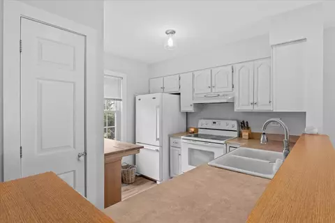 Kitchen - 433 Westview Cir, Williston, VT 05495 photo 2 of 6