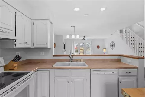 Kitchen - 433 Westview Cir, Williston, VT 05495 photo 6 of 6