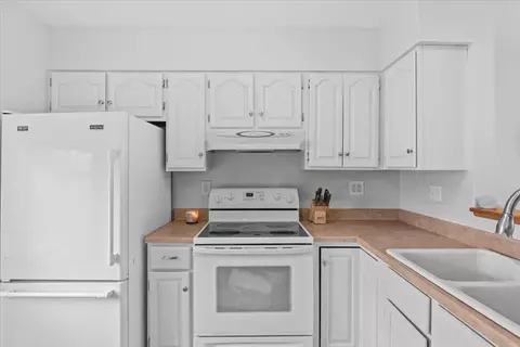 Kitchen - 433 Westview Cir, Williston, VT 05495 photo 5 of 6
