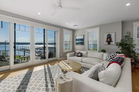 36 Little Bay Dr, Dover, NH 03820