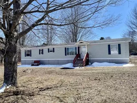 21 Daniel Dr, Lyndonville, VT 05851