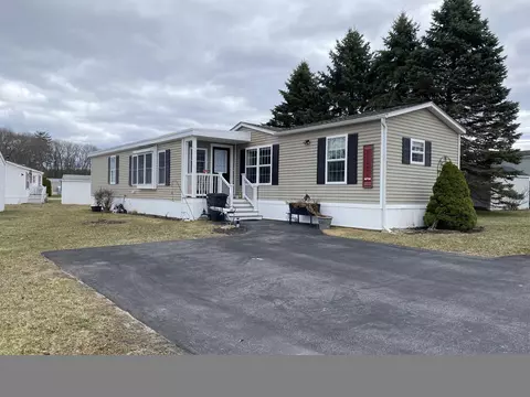 104 Whippoorwill St, Seabrook, NH 03874