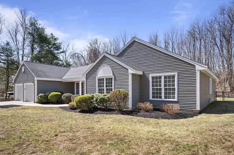 64 Cottage Rd, Kensington, NH 03833