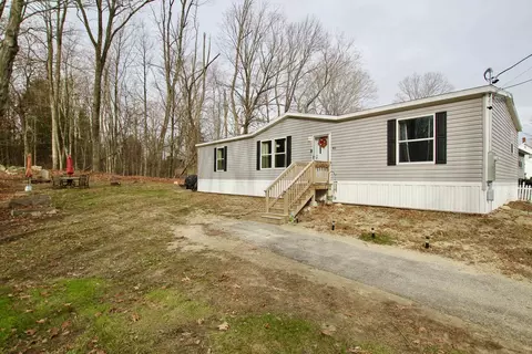 82 Orange St, Farmington, NH 03835