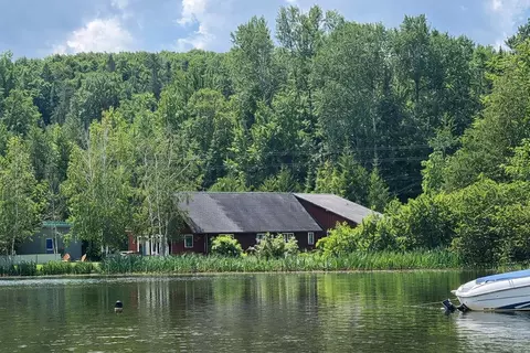 391 W Shore Rd, Glover, VT 05875