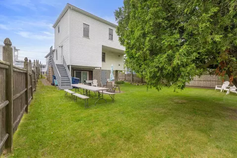 Exterior - 13 Ocean Blvd, Hampton, NH 03842 photo 5 of 6