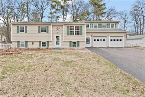 111 Red Oak Dr, Colchester, VT 05446