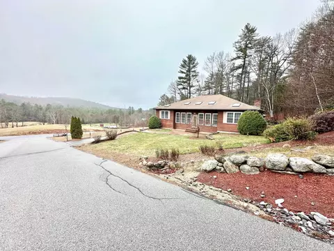 7 Rainbow Dr, Goffstown, NH 03045