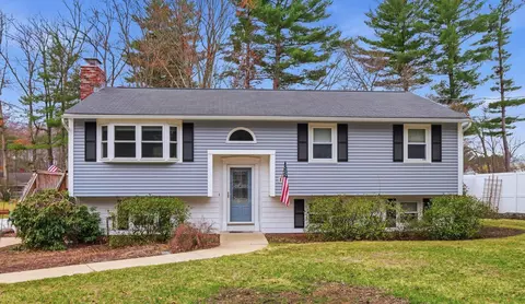 7 Nevens St, Hudson, NH 03051