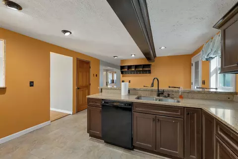 Kitchen - 50 Range Rd, Epsom, NH 03234 photo 2 of 2