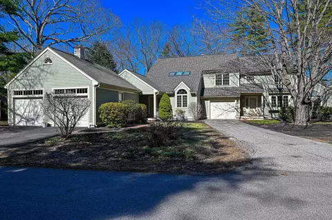 63 Peninsula Dr, Stratham, NH 03885