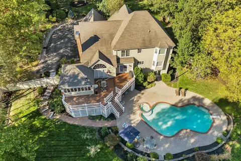 70 Colonel Daniels Dr, Bedford, NH 03110