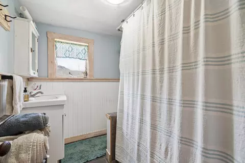 Bath - 88 Spring Rd, Tunbridge, VT 05077 photo 1 of 2