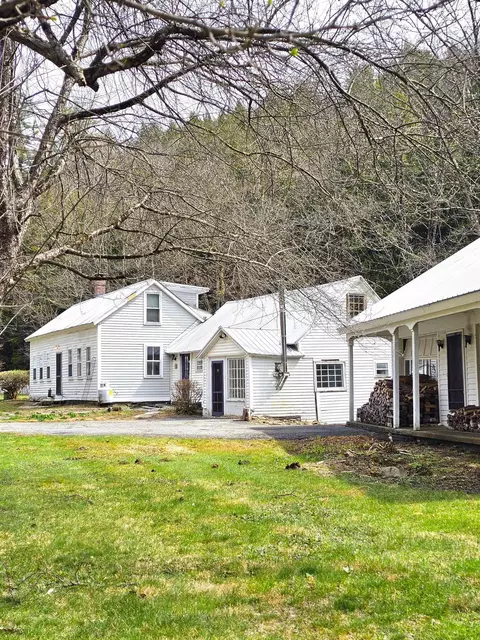 30 Back St, Newfane, VT 05345