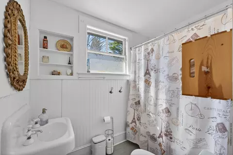 Bath - 92 Pinewood Ave, Bethlehem, NH 03574 photo 3 of 5