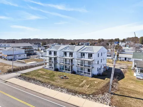 790 York St #4, York, ME 03909