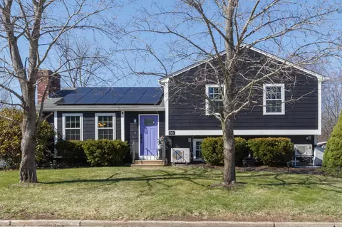 56 Hazelton Ct, Manchester, NH 03103