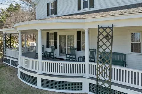 Exterior - 375 S Main St, Wolfeboro, NH 03894 photo 2 of 15