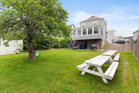 Exterior - 15 Ocean Blvd, Hampton, NH 03842 photo 3 of 7