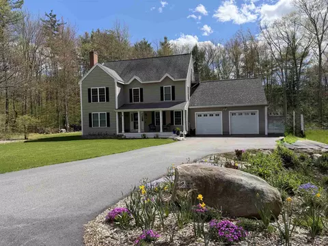 28 Fieldstone Dr, Dover, NH 03820