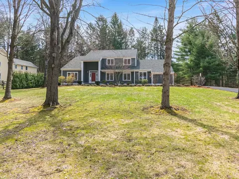 130 Deer Run Dr, Shelburne, VT 05482
