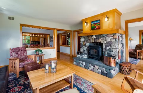 Living - 947 Oak Hill Rd, Williston, VT 05495 photo 4 of 6