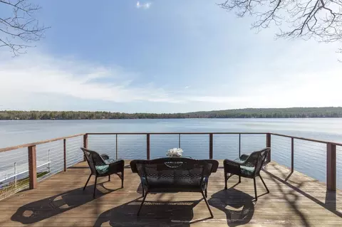2 Charlie Ln, Deerfield, NH 03037