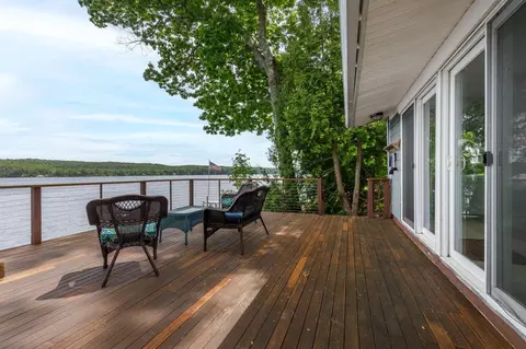 2 Charlie Ln, Deerfield, NH 03037