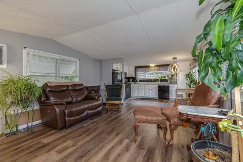 4 Clovercrest Dr, Nashua, NH 03062