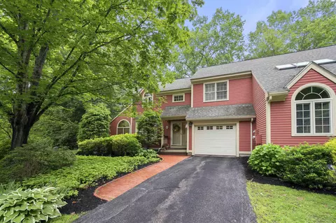 60 Peninsula Dr, Stratham, NH 03885