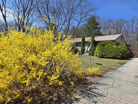 37 Country Club Ln, Merrimack, NH 03054