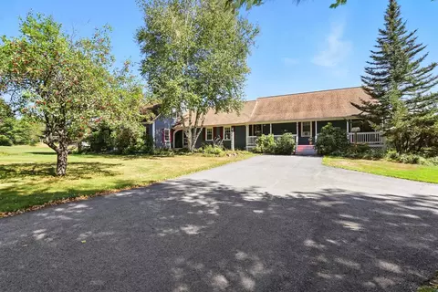 109 Old Center Rd, Deerfield, NH 03037