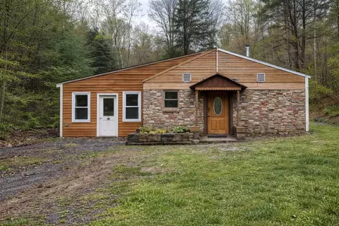 1526 Old River Rd, White River Junction, VT 05001