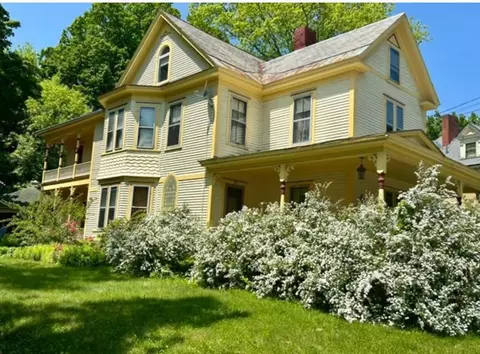 44 Atkinson St, Rockingham, VT 05101