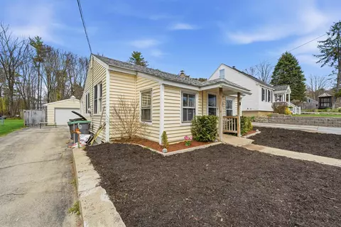 10 Lindy St, Pembroke, NH 03275