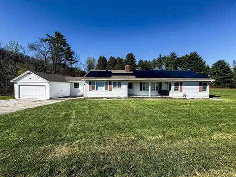 105 Schoolhouse Rd, Pownal, VT 05261